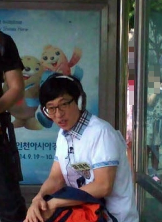 유재석이 런닝맨 촬영 중 근육질 팔뚝을 공개해 화제다./온라인 커뮤니티