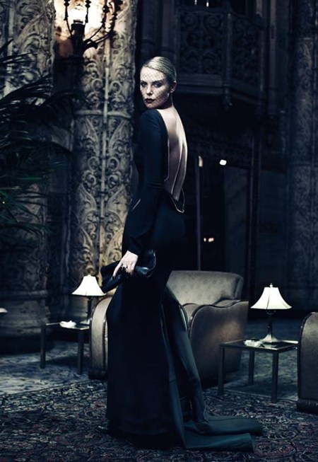 샤를리즈 테론이 뒤태를 뽐내고 있다.