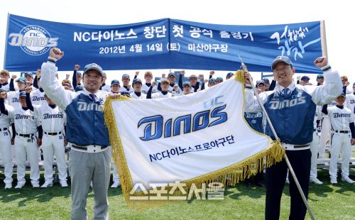 지난 4월 14일 마산구장에서 열린 프로야구 제9구단 NC다이노스의 창단 첫 홈경기에서김택진 구단주(왼쪽)과 이태일 대표가 선수들과 함께 기념촬영을 하고 있다. / 스포츠서울 DB