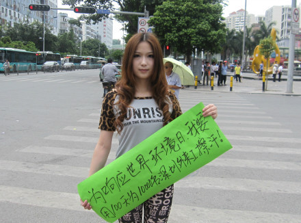 선전 거리에서 노동자의 땀을 닦아주는 여성./웨이보 캡처