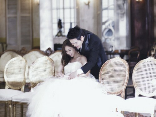 탤런트 오주은과 뮤지컬 배우 문용현(오른쪽)이 웨딩 촬영을 하고 있다./알스컴퍼니 제공