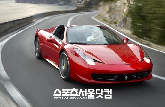 4.5ℓ리터 자연흡기 V8 엔진이 들어간 페라리 458 스파이더