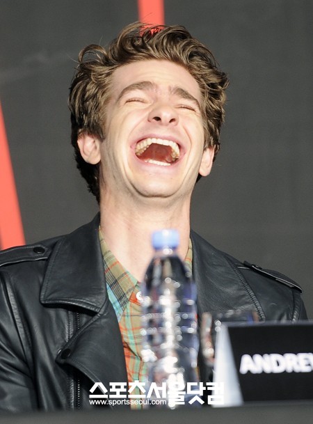 할리우드 배우 앤드류 가필드가 14일 강남구 리츠칼튼 호텔에서 열린 영화 어메이징 스파이더맨 내한 기자회견에서 큰 웃음을 짓고 있다. / 배정한 기자