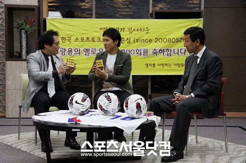 ▲ 최강희 축구대표팀 감독(오른쪽)이 KBS 이광용의 옐로우 카드 200회 특집 녹화에참여해 특유의 감칠맛 나는 입담을 과시했다. 오프닝을 진행하고 있는 한준희 KBS 축구해설위원(왼쪽)과 이광용 KBS 아나운서. / 김용일 기자