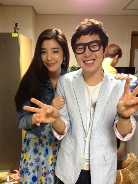 김규리(왼쪽)와 장범준이 함박 웃음을 지으며 기념 촬영을 하고 있다./김규리 트위터