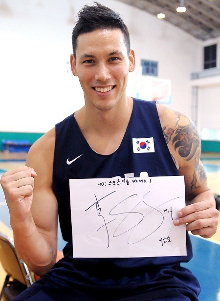 팬들의 응원이 가장 큰 힘이 된다는 이승준은 최선을 다해 성원에 보답하겠다며 주먹을 불끈 쥐어 보였다.
