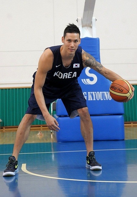 귀화혼혈선수로 겪는 차별이 아쉽지만 한국을 대표하는 무대에 설 수 있다는 것만으로도 감사하다는 이승준은 국민들이 보내주는 성원에 보답하기 위해서라도 꼭 좋은 결과를 얻고 싶다고 했다.