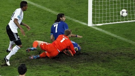 그리스 공격수 사마라스가 독일전에서 0-1로 뒤진 후반 10분 동점 골을 터뜨리고있다. / 영국 BBC 보도 캡처