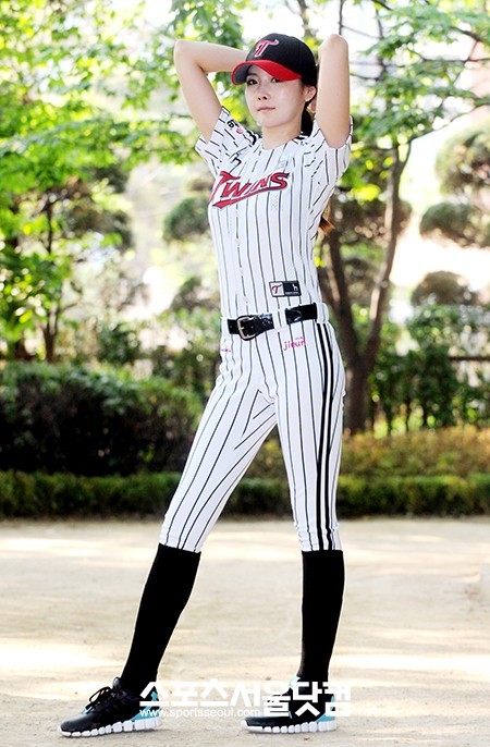 지난 12일 서울 잠실야구장에서 열린 LG 트윈스 대 SK 와이번스 경기에서 개념시구녀로 떠오른 모델 장지은. /노시훈 기자