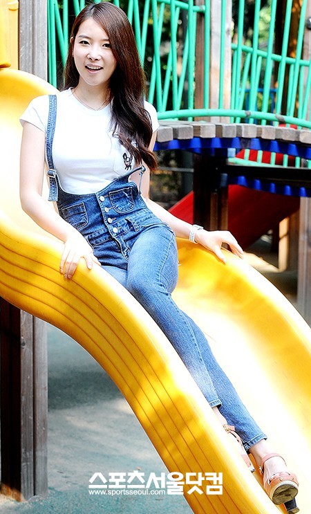 화사한 미소가 매력적인 개념 시구녀 장지은. /노시훈 기자