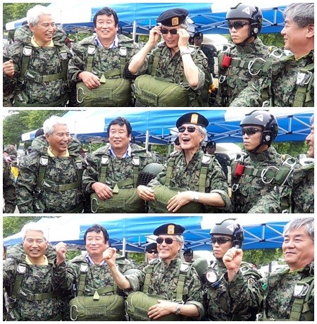 주변의 권유로 선글래스를 낀 문 고문은 멋쩍은 듯 큰 소리로 웃었다.