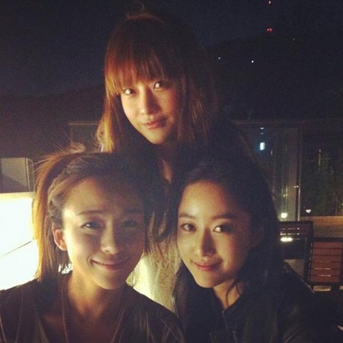 전혜빈 (아래 오른쪽)이 러브 데뷔 10주년을 맞아 같이 활동했던 오연서(위)-이비와 함께찍은 사진을 공개했다. /전혜빈 트위터