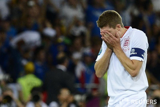 제라드의 눈물…잉글랜드의 스티븐 제라드가 24일(현지 시간) 우크라이나 키예프의 올림픽 경기장에서 열린 잉글랜드와의 유로 2012 8강전에서 승부차기 끝에 패한 뒤 아쉬워하고 있다.