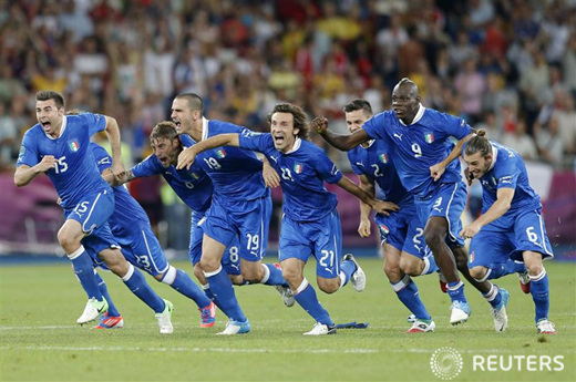이탈리아, 잉글랜드 꺾고 준결승 진출!이탈리아 선수들이 24일(현지 시간) 우크라이나 키예프의 올림픽 경기장에서 열린 잉글랜드와의유로 2012 8강전에서 승부차기 끝에 승리를 거둔 뒤 기뻐하고 있다.