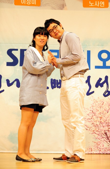 개그맨 박영진(오른쪽)이 8년간 사귄 후배 개그우먼 박은영과 지난 2월 헤어졌다.사진은 지난 4월 열린 SBS 라디오 개편 기자간담회 때 파트너 박지선과 다정한포즈를 취하고 있는 모습.  /SBS 제공