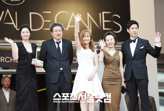 올해 칸 국제영화제 경쟁 부문에 초청된 다른 나라에서의 출연 배우 문소리, 홍상수 감독, 이자벨 위페르, 윤여정, 유준상이 레드카펫을 밟고 있다./ 더팩트DB