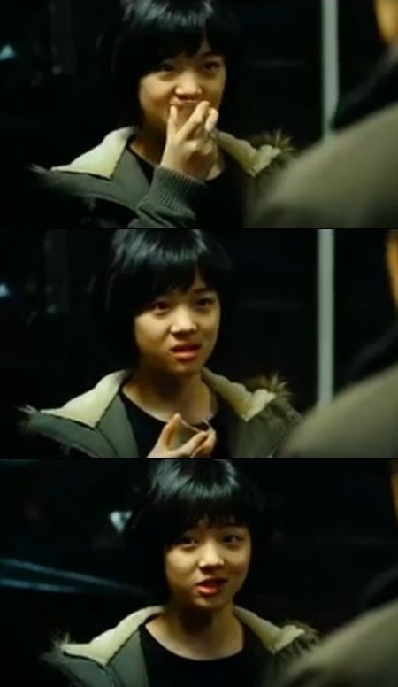 설리가 아역 시절 출연한 영화에서 소주잔을 씹어 먹는 연기를 펼쳤다./온라인 커뮤니티