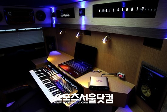 박진영의 스튜디오 밴이 다음달 12일 열리는 2012 서울오토살롱에 전시된다.