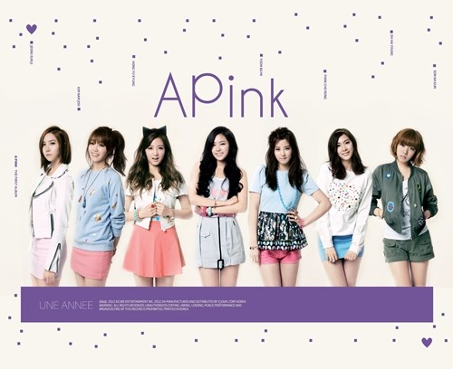 에이핑크 멤버들이 정규 1집 앨범 위나네 재킷에서 환하게 웃고 있다. / 에이큐브엔터테인먼트 제공