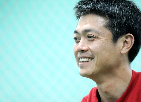 안경현은 다시 싸우면 누가 이길 것 같냐는 질문에 당연히 내가 지죠라며 웃었다.