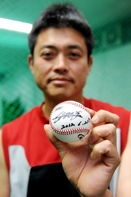 안경현은 모교인 연세대학교 야구공에 멋지게 사인을 해줬다.