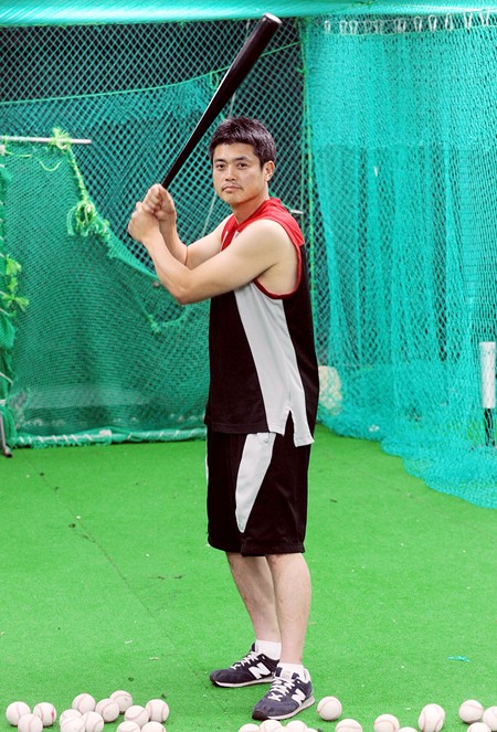 안경현은 오랜 선수생활 동안 터득한 다양한 슬럼프 극복법 중 제일 기억에 남는 것이 아침까지 술을 마신 것이라고 했다.