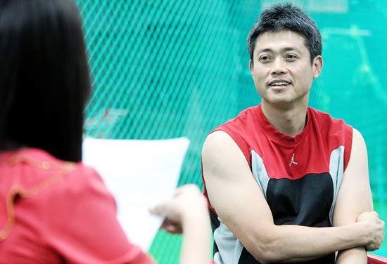 경기장을 찾은 후배 누나에게 첫눈에 반해 결혼했다는 안경현은 그때로 다시 돌아간다고 해도 결혼했을 것 같다고 취재진에게 말하며 쑥쓰러운 미소를 지었다.