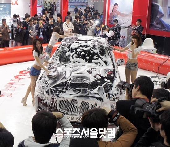 소낙스가 다음달 7일 열리는 2012 서울 오토살롱에 참가해 레이싱 모델의 거품 세차 이벤트를 벌일 예정이다.