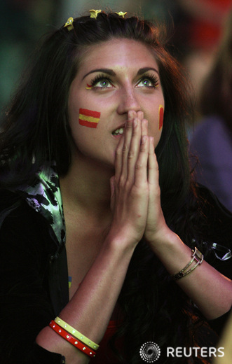 스페인 미녀팬의 간절한 기도한 여성이 27일(현지 시간) 우크라이나 도네츠크에서 스페인과포르투갈의 유로 2012 준결승전을 관람하고 있다.