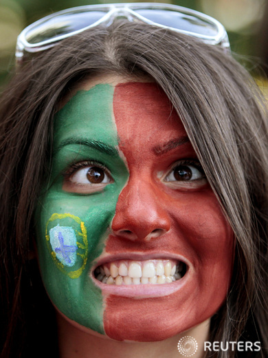 개성 넘치는 포르투갈 여성팬포르투갈 축구팬이 27일(현지 시간) 우크라이나 도네츠크에서포르투갈과 스페인의 유로 2012 준결승전을 앞두고 응원을 하고 있다.