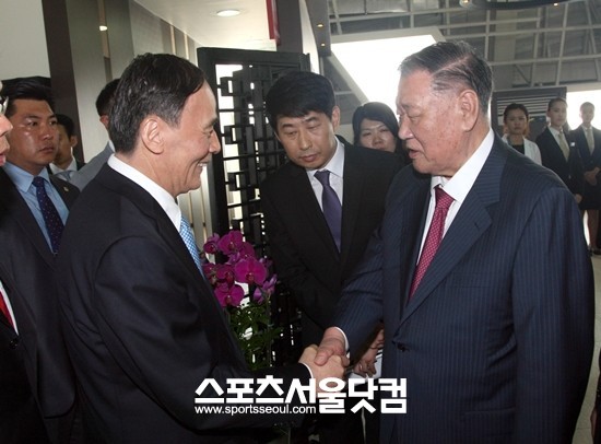 28일 정몽구 현대차그룹 회장은 여수엑스포에서 왕치산 중국 국무원 부총리(왼쪽)와 면담을 가졌다.