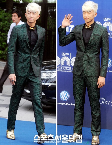 2PM의 우영이 28일 서울 장충동 반얀트리 클럽 앤 스파 서울에서 열린 2012 엠넷 20s 초이스 블루카펫 행사에서 독특한 패션을 뽐내며 포즈를 취하고 있다. /노시훈 기자