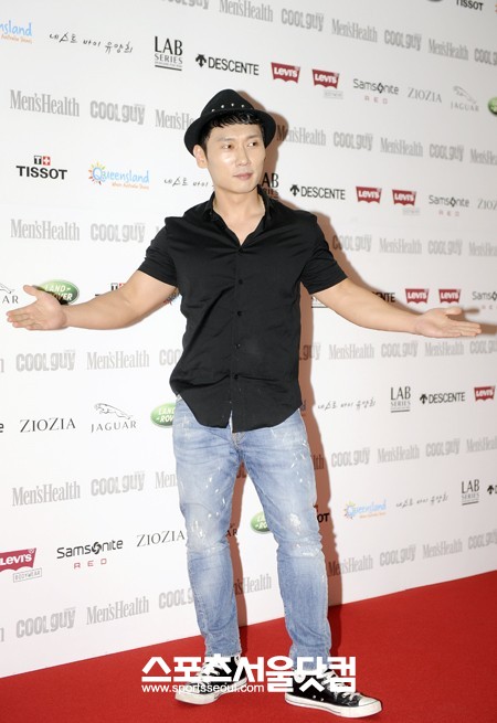 개그맨 이승윤이 28일 오후 서울 그랜드 힐튼 호텔에서 열린 제 7회 쿨가이 선발대회에 참석해 포토타임을 갖고 있다. / 배정한 기자