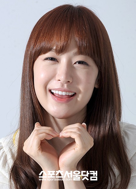 유소영이 독자들에게 손으로 하트모양을 그리며 활짝 웃고 있다./이새롬 기자