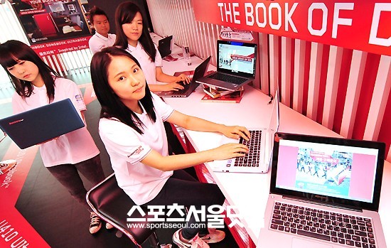 1일 역삼동 Mstaged에서 열린 3세대 인털코어 프로세서를 탑재한 레노버 아이디어패드 U310/U410 울트라북 하우스 오픈행사에서 모델들이 제품을 소개하고 있다. /문병희 기자