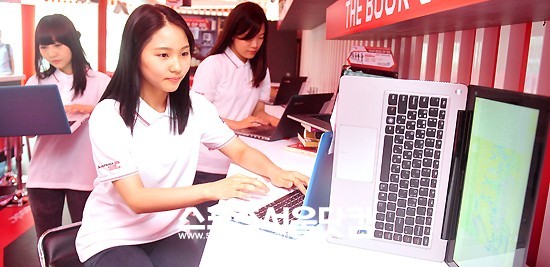 1일 역삼동 Mstaged에서 열린 3세대 인털코어 프로세서를 탑재한 레노버 아이디어패드 U310/U410 울트라북 하우스 오픈행사에서 모델들이 제품을 소개하고 있다. /문병희 기자