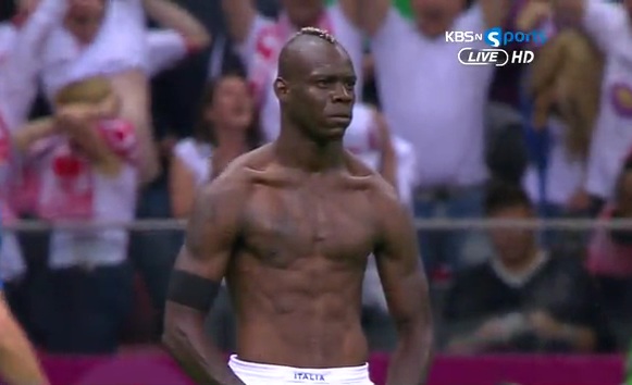 이탈리아의 마리오 발로텔리는 독일전 쐐기골을 터뜨린 뒤 유니폼 상의를 벗고 근육을 뽐내는 깜짝 세리머니로 화제를 모았다. / KBS N 스포츠 캡처