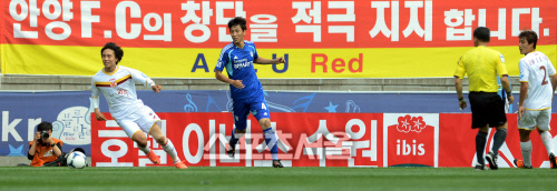 안양FC 서포터 A.S.U 레드가 지난 달 수원월드컵경기장에서 열린 수원-광주 맞대결에서 안양FC 창단 지지 현수막을 내걸었다. / 스포츠서울 DB