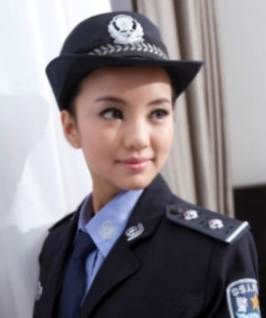 경찰을 사칭한 것으로 의심되는 모델 왕샤오멍./웨이보 캡처