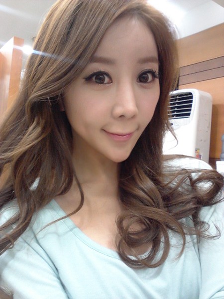 원자현의 뾰족 턱 셀카 사진이 네티즌 사이에서 화제다. /원자현 트위터