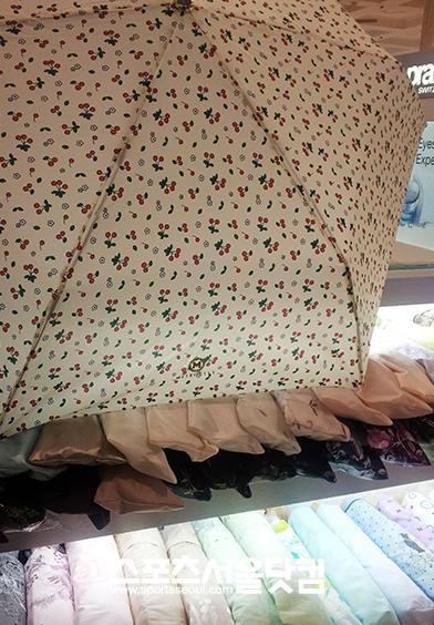 백화점 우산 판매코너에 우산이 진열되어 있다.