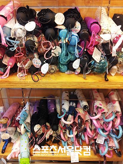 문구용품점에서 다양한 우산을 판매하고 있다.