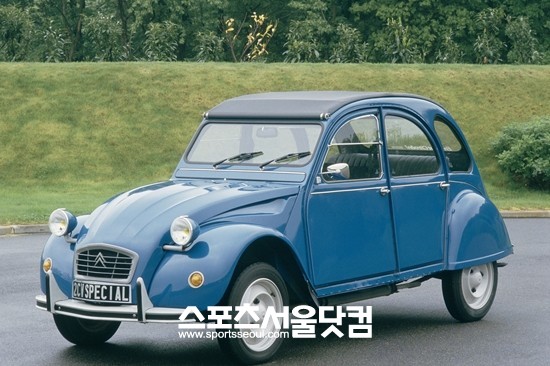 시트로엥의 올드 빈티지카 2CV(위)가 국내 전시된다.
