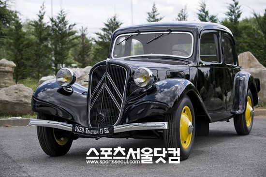 시트로엥의 올드 빈티지카 트락숑 아방(위)이 국내 전시된다.