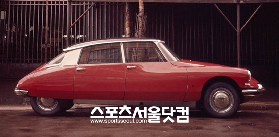 시트로엥의 올드 빈티지카 DS19(위)가 국내 전시된다.