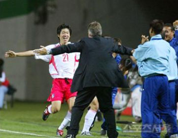 2002 한일 월드컵 조별 리그 포르투갈전에서 결승 골을 넣고 히딩크 감독에게 달려가는 박지성. / 스포츠서울 DB
