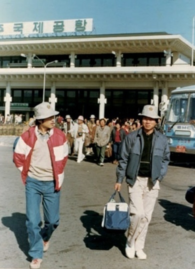 문재인 민주통합당 상임고문(왼쪽)과 노무현 전 대통령이 합동법률사무소를 운영하던 시절 직원들과 함께 야유회를 가고 있다. / 사진출처=다음카페 젠틀재인