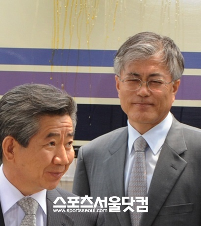 노 전 대통령(왼쪽)과 문 고문은 30년의 세월을 함께 했다. 문 고문의 별명은 노무현 그림자다. 그는 이 별명을 가장 좋아한다고 밝혔다. / 더팩트 DB