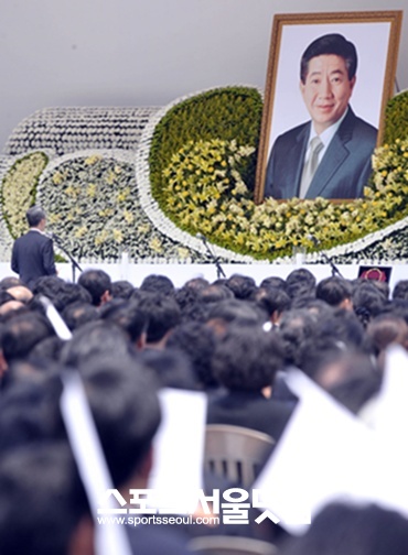 2009년 5월23일 노 전 대통령의 서거는 문 고문에게 큰 상실감을 주었다. / 더팩트 DB