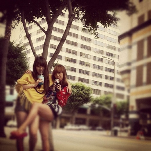 미쓰에이 민이 수지와 함께 지난해 미국에서 찍은 사진을 공개해 많은 이들의 눈길을 끌고 있다./민 트위터